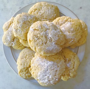 finished plate of easy vegan lemon cookies