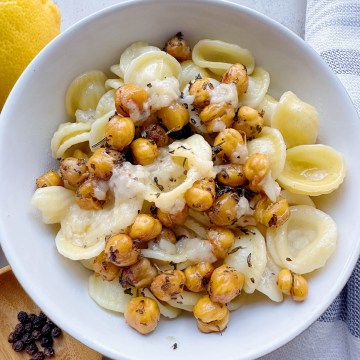 Finished bowl of roasted chickpea pasta