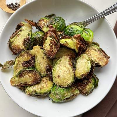 finished crispy air fried brussels sprouts