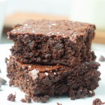 Easy vegan brownies finished on a plate