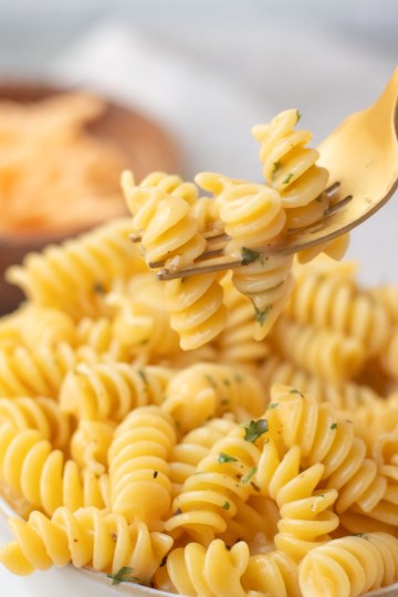 forkful of vegan easy mac to show texture and cheese sauce